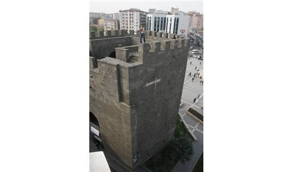 İntihar etmek isteyen şahıs dövülerek indirildi