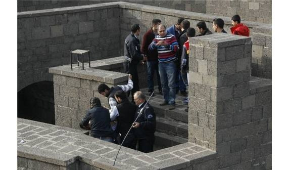 İntihar etmek isteyen şahıs dövülerek indirildi
