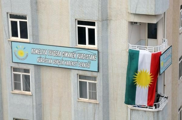 Bazı parti ve dernekler 'Kürdistan' bayrağı astı