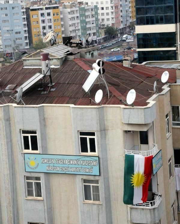 Bazı parti ve dernekler 'Kürdistan' bayrağı astı