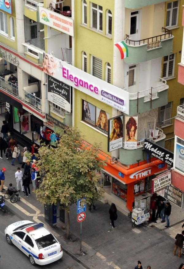Bazı parti ve dernekler 'Kürdistan' bayrağı astı