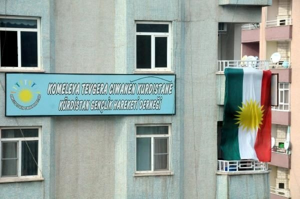 Bazı parti ve dernekler 'Kürdistan' bayrağı astı