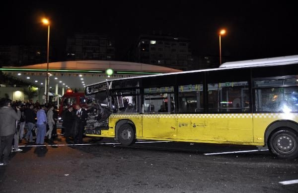 Kaza yapan Metrobüs E-5'e çıktı: 1 ölü