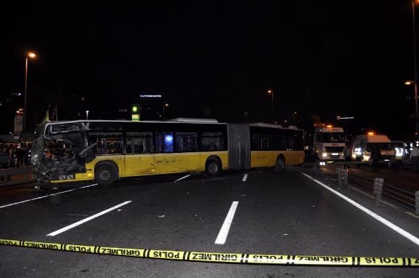 Kaza yapan Metrobüs E-5'e çıktı: 1 ölü