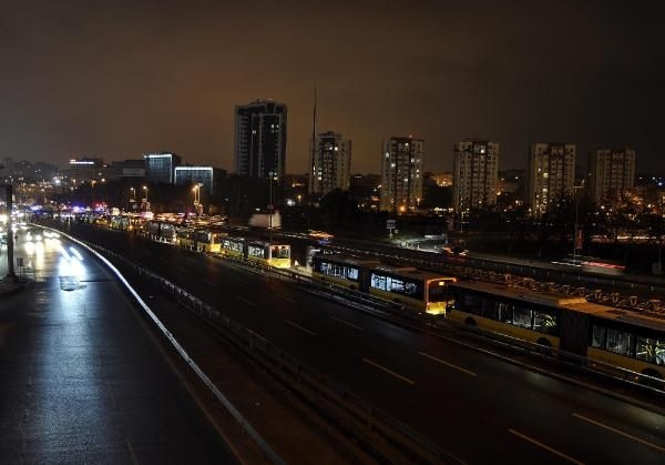 Kaza yapan Metrobüs E-5'e çıktı: 1 ölü