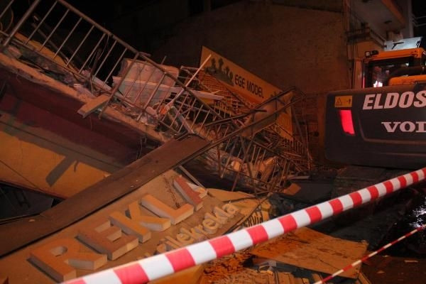 İzmir'de 3 katlı bina çöktü