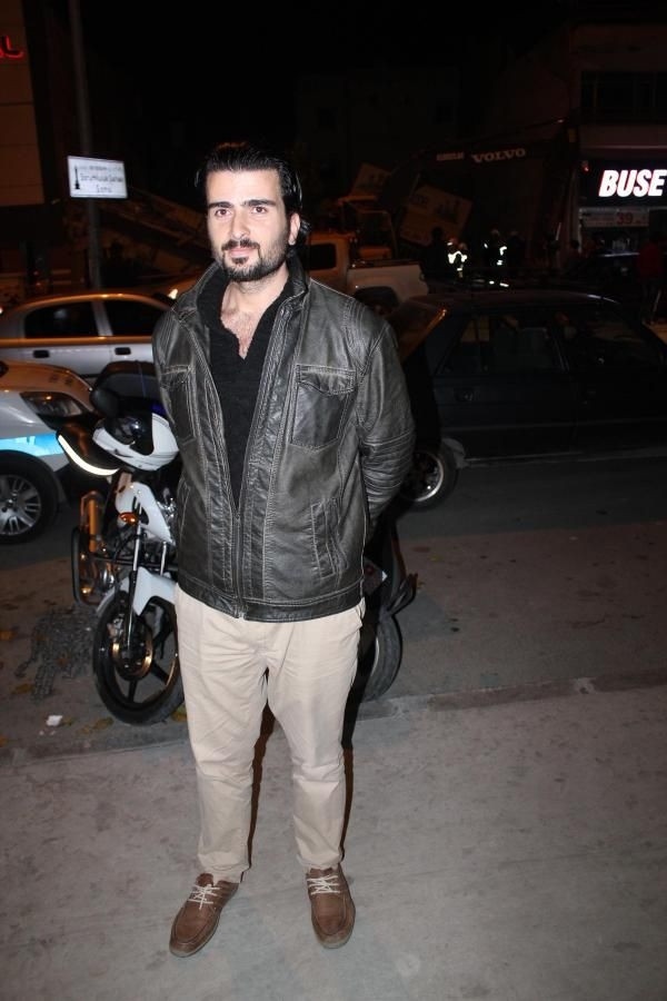 İzmir'de 3 katlı bina çöktü