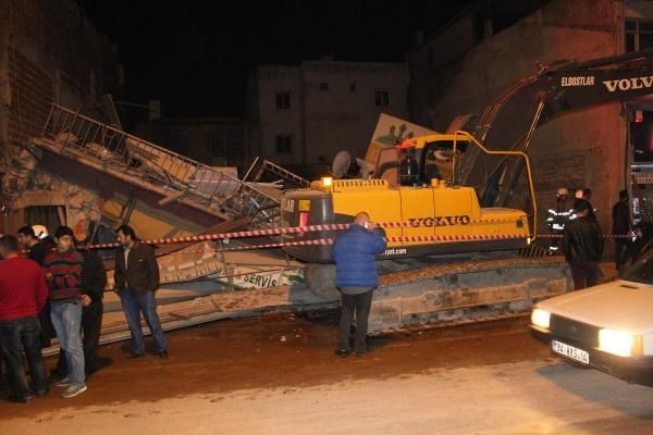 İzmir'de 3 katlı bina çöktü