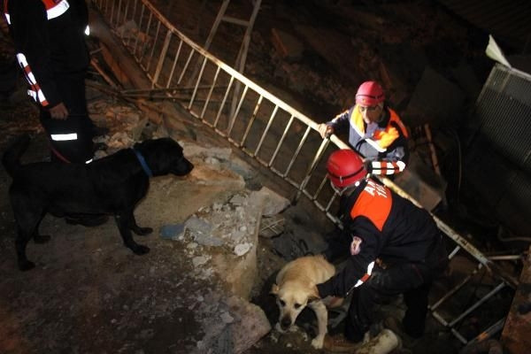 İzmir'de 3 katlı bina çöktü