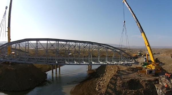 Tarihi köprünün 2 günlük yolculuğu havadan görüntülendi
