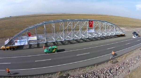 Tarihi köprünün 2 günlük yolculuğu havadan görüntülendi