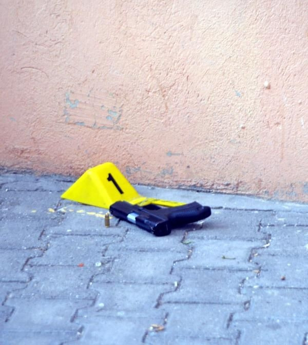 Polis kazayla kendini vurdu