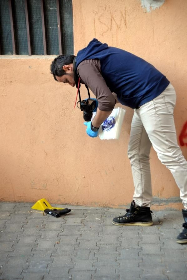 Polis kazayla kendini vurdu