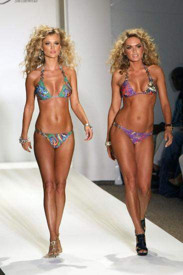 Joanna Krupa bikinileri gölgede bıraktı