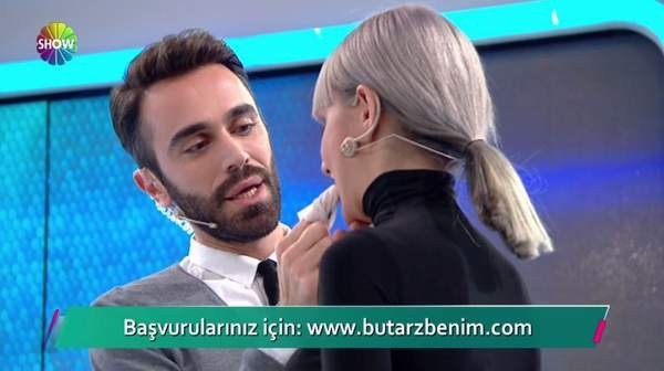 Ayşenur'un makyajını çıkardı