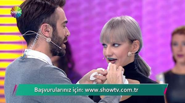 Ayşenur'un makyajını çıkardı