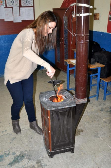 Odun kırıp, soba yakan "Eğitim Melekleri"