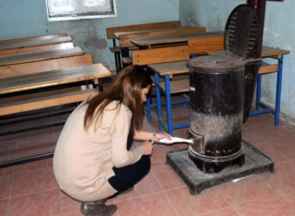 Odun kırıp, soba yakan "Eğitim Melekleri"