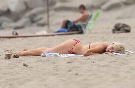 Sophie Monktan nispet yaparcasına pozlar