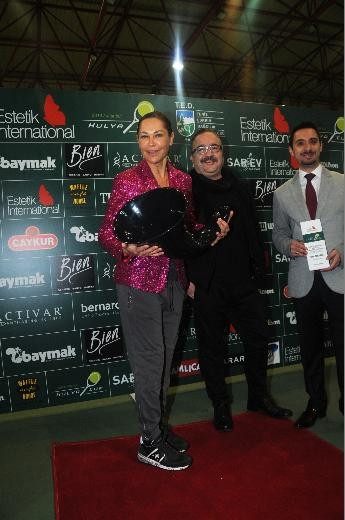 Hülya Avşar'ı köpek ısırdı