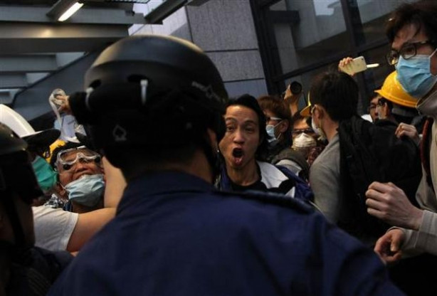 Hong Kong'da göstericilerle polis çatıştı
