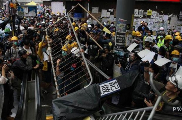 Hong Kong'da göstericilerle polis çatıştı