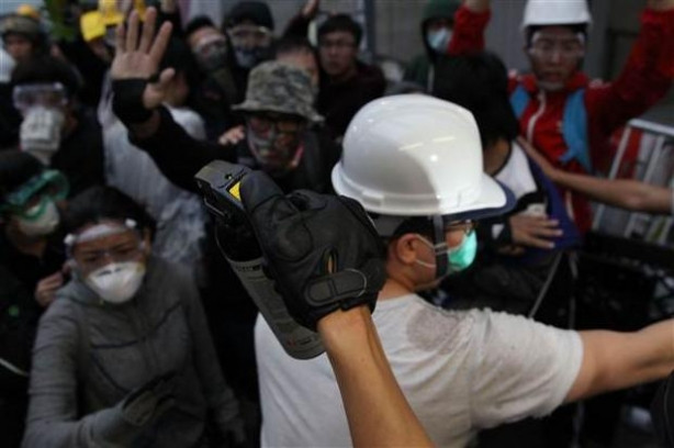 Hong Kong'da göstericilerle polis çatıştı