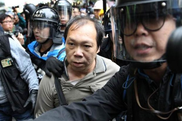Hong Kong'da göstericilerle polis çatıştı