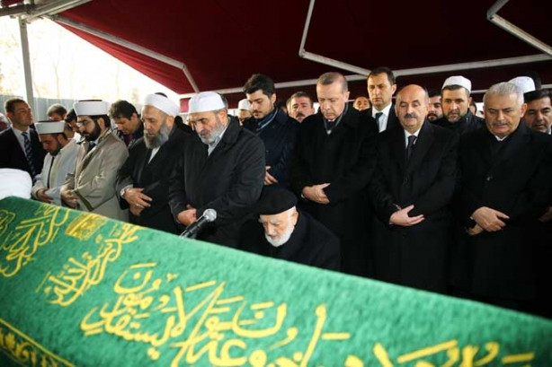 Erdoğan hocasının tabutunu omuzladı