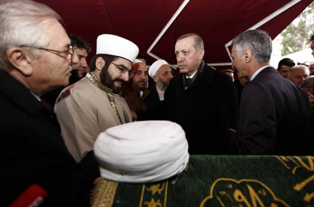 Erdoğan hocasının tabutunu omuzladı