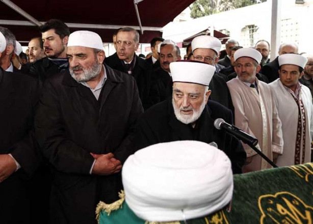 Erdoğan hocasının tabutunu omuzladı