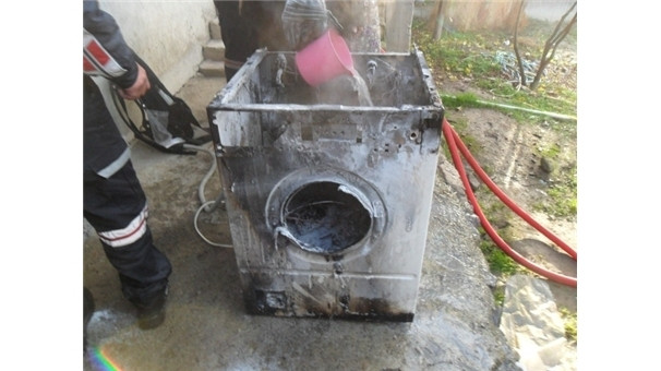 Çamaşır makinesi bomba gibi patladı