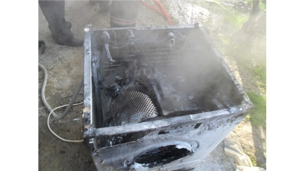 Çamaşır makinesi bomba gibi patladı