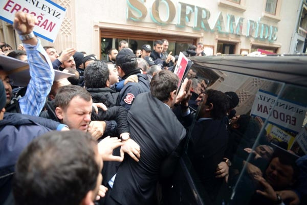 Eski vekilin içinde bulunduğu polis aracına yumurta yağmuru