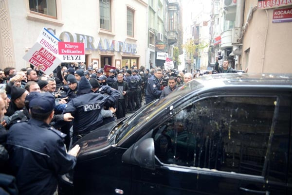 Eski vekilin içinde bulunduğu polis aracına yumurta yağmuru