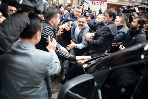Eski vekilin içinde bulunduğu polis aracına yumurta yağmuru