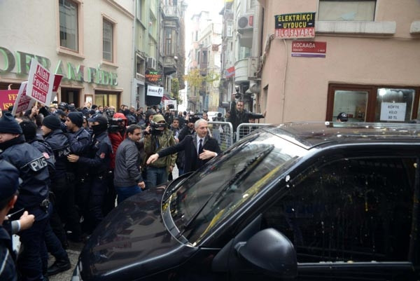 Eski vekilin içinde bulunduğu polis aracına yumurta yağmuru