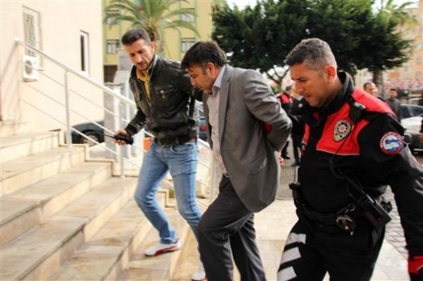 Öğretmen, öğretmen eşini boğazını keserek öldürdü