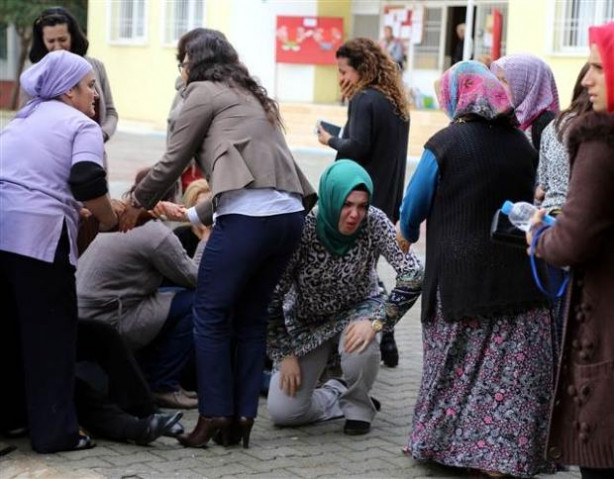 Öğretmen, öğretmen eşini boğazını keserek öldürdü
