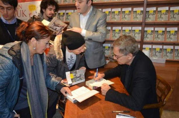 Orhan Pamuk 'Kafamda Bir Tuhaflık' isimli kitabını imzaladı