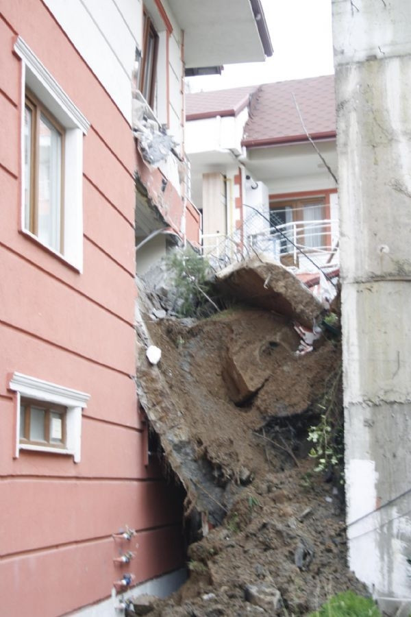 İstinat duvarı çöktü!.. 8 blok boşaltıldı!