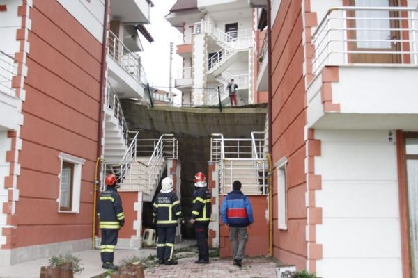 İstinat duvarı çöktü!.. 8 blok boşaltıldı!