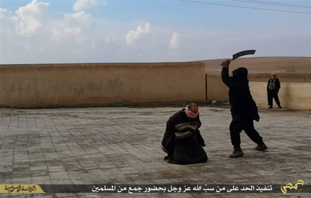 Allah'a hakaret ettiği ileri sürülen kişinin kafası kesildi.