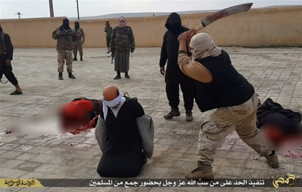 Allah'a hakaret ettiği ileri sürülen kişinin kafası kesildi.