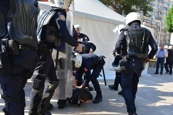 Polis böyle gözaltına aldı