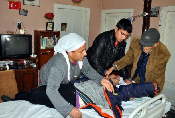 Engelli çocuğunu el arabasıyla İzmir'e götürmek istedi