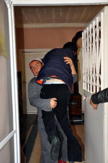 Engelli çocuğunu el arabasıyla İzmir'e götürmek istedi