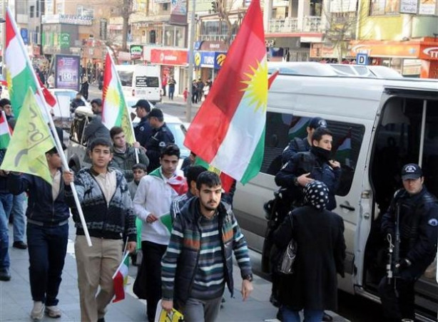 Diyarbakır caddelerinde Kürdistan bayrağı dağıttılar