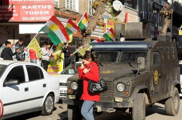 Diyarbakır caddelerinde Kürdistan bayrağı dağıttılar
