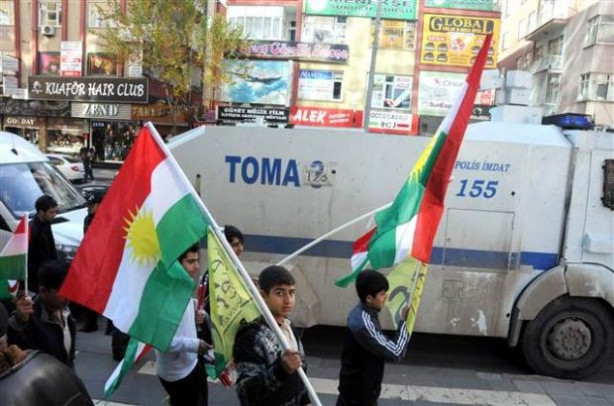 Diyarbakır caddelerinde Kürdistan bayrağı dağıttılar